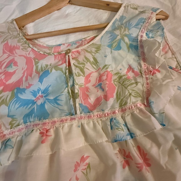 Vintage White Floral Sleeveless Duster sleeper with Ruffle Hem - Picture 8 of 9